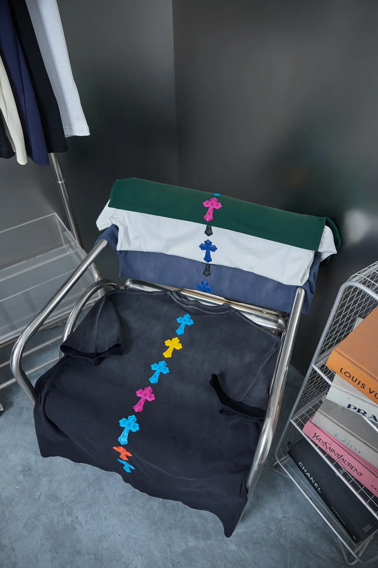 🅿️210 Ch*ome Hearte 25SS early spring new style Three-dimensional sponge thick version Chloë Hearte logo short sleeves Light luxury essential item for daily commuting for men and women Correct version Welcome to compare Detailed features · 320g 100% pure cotton double yarn jersey fabric · Custom dyed in the same vat with special thickened 32 count double-ply 1X1 thread · Three-dimensional sponge thick version Chloé Hearte logo printing · Ready-to-wear dyeing Then do the faded fried snowflake process, then wash it to make it look old · General washing to improve the effect · Double-needle stitching and cross-stitch process · Original main mark, washed tag, brand moisture-proof paper packaging Color: white/black/green/blue Size: S/M/L/XL